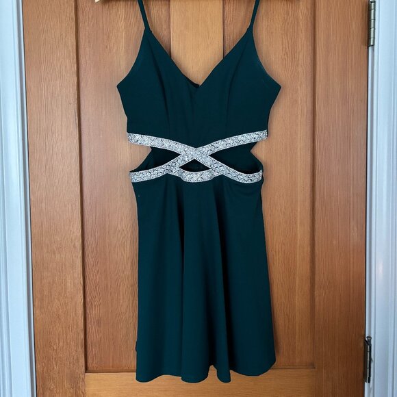 Green semi-formal dress - Picture 1 of 3